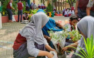Peringatan Hari Sampah Nasional di SMP Islamic Qon: Upaya Produktif Mengatasi Sampah Plastik